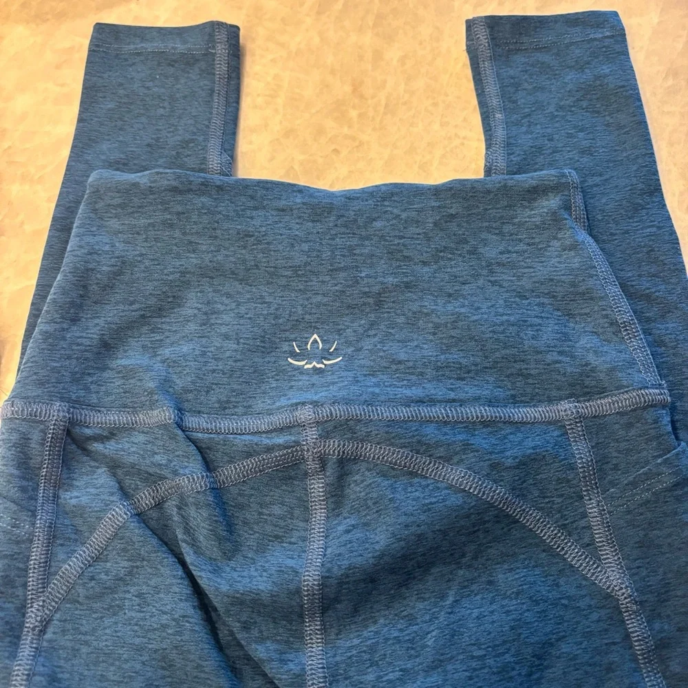 Beyond Yoga Blue Leggings with Pocket - Picture 4 of 4